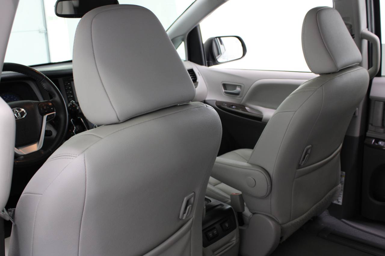 Used 2020 Toyota Sienna XLE Premium FWD image 28