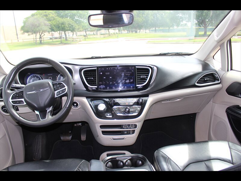 Used 2022 Chrysler Pacifica Touring-L FWD image 18