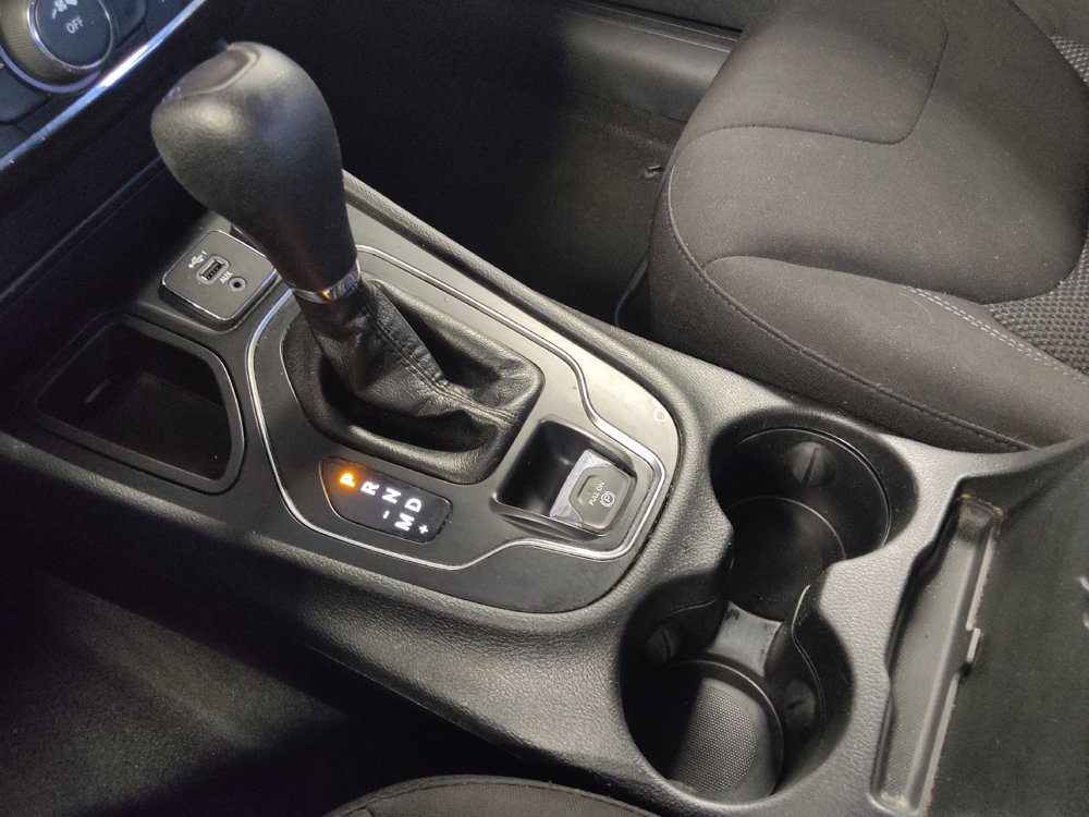 Used 2019 Jeep Cherokee Latitude w/ Popular Appearance Group FWD image 26