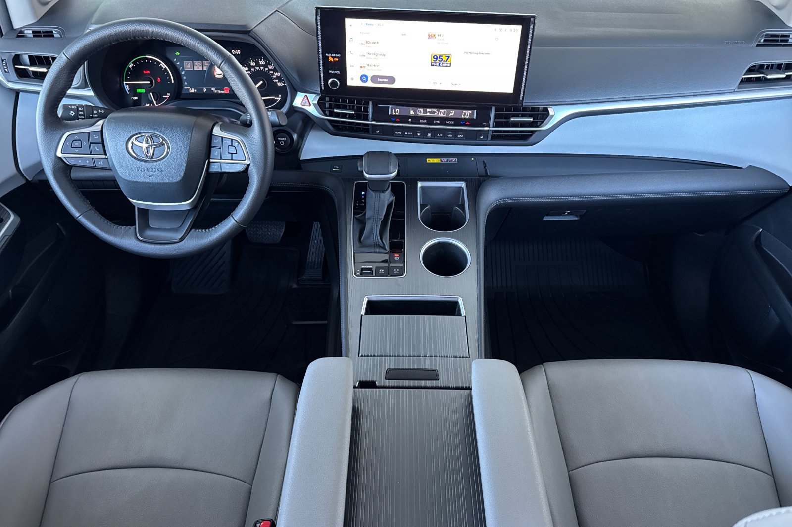 Used 2025 Toyota Sienna XLE FWD image 5