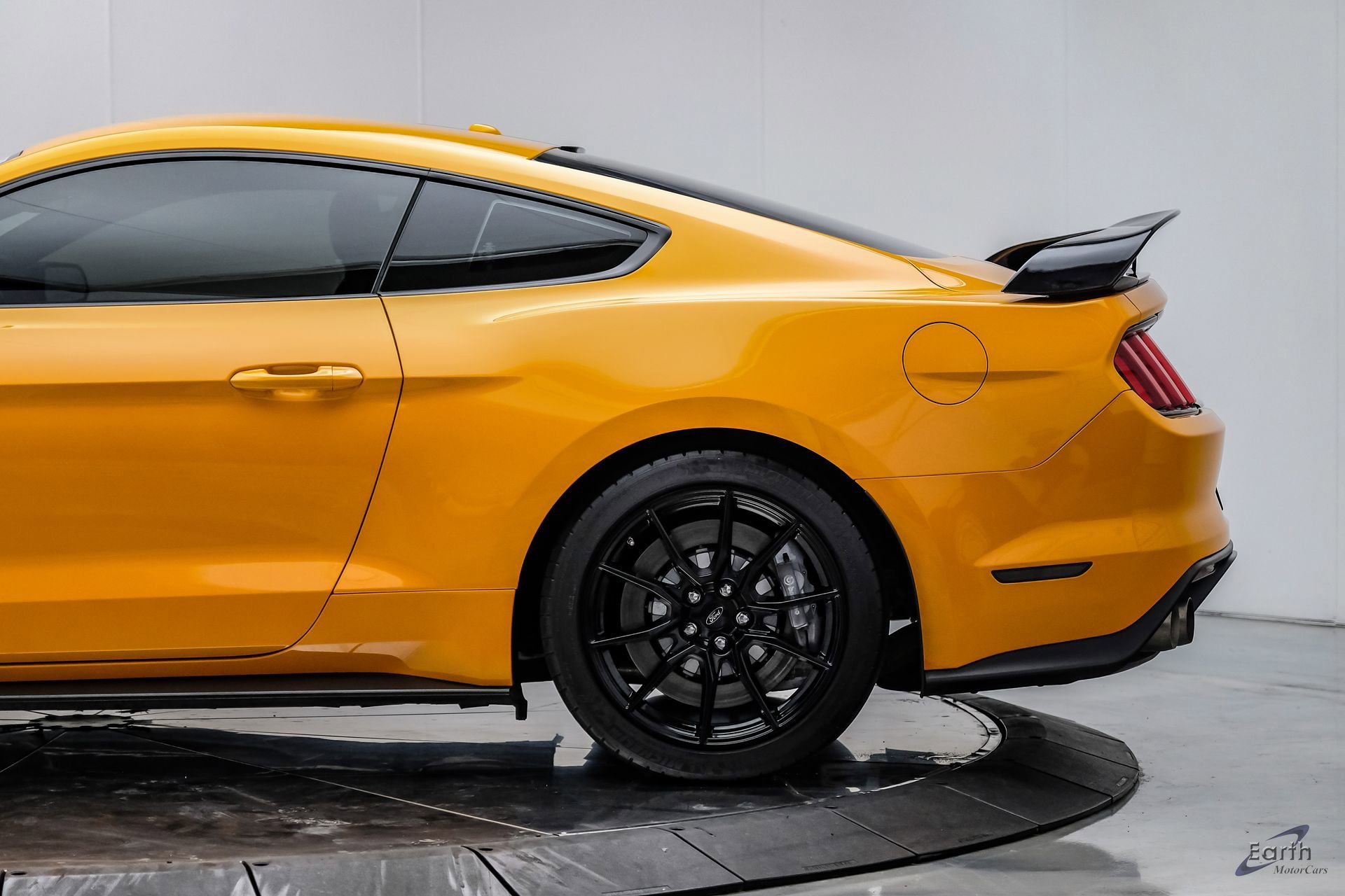 Used 2019 Ford Mustang Shelby GT350 w/ Technology Package RWD image 9