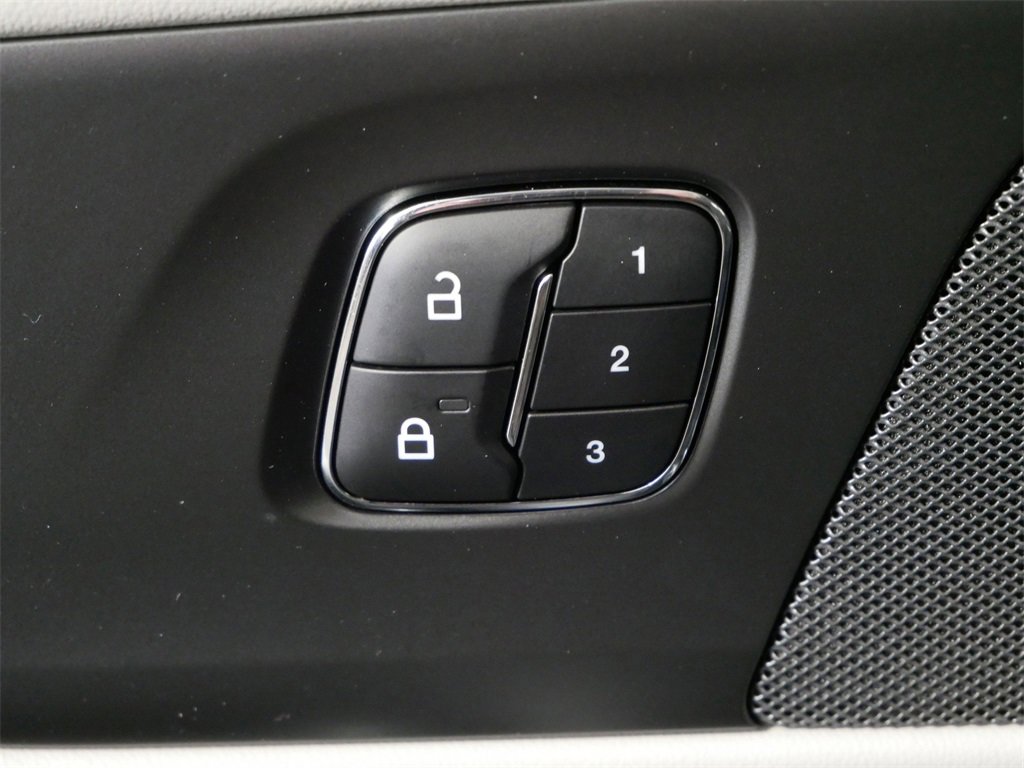 Certified 2024 Lincoln Nautilus Reserve w/ Equipment Group 202A image 19