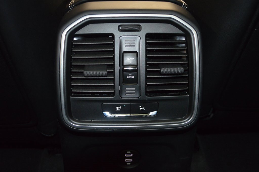 Used 2025 Porsche Macan image 39