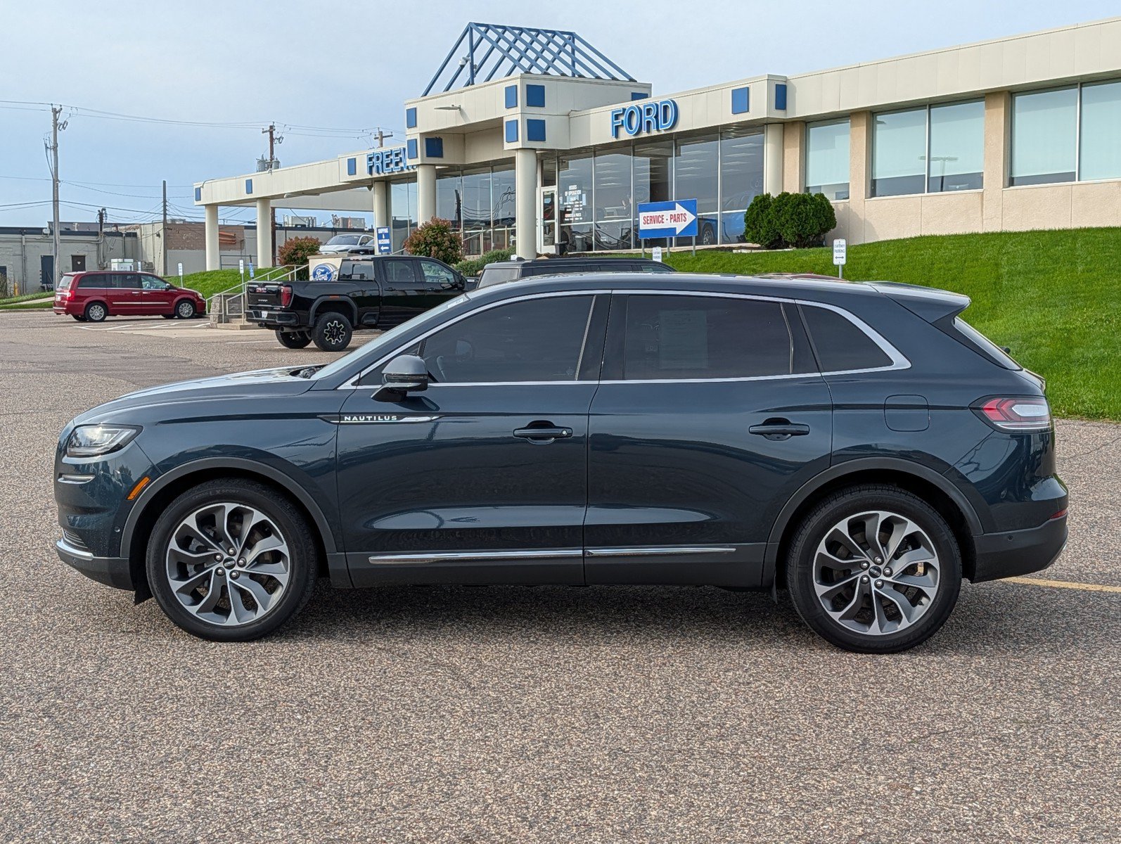 Used 2023 Lincoln Nautilus Reserve w/ Equipment Group 201A AWD/4WD image 2
