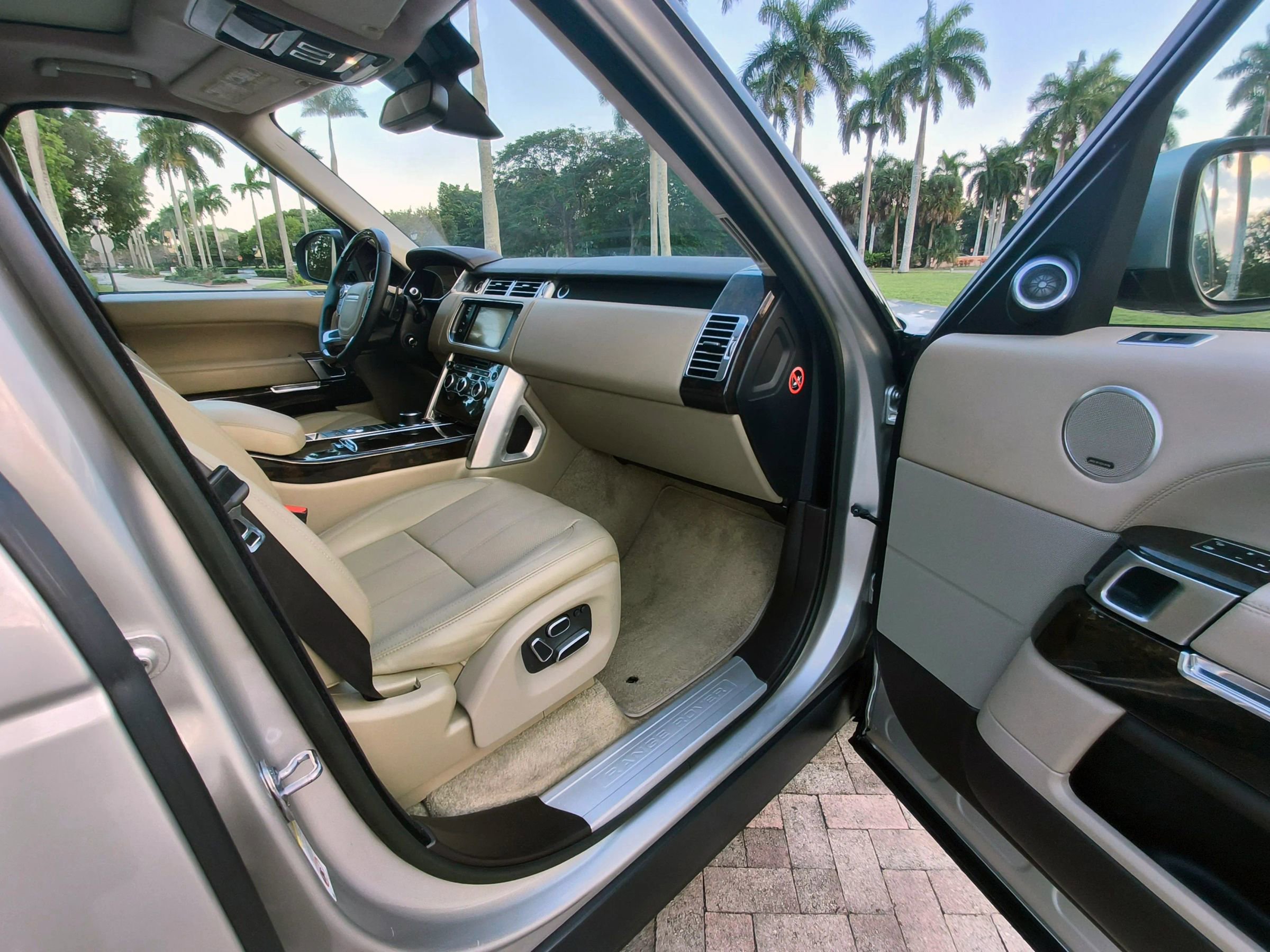 Used 2015 Land Rover Range Rover HSE image 40