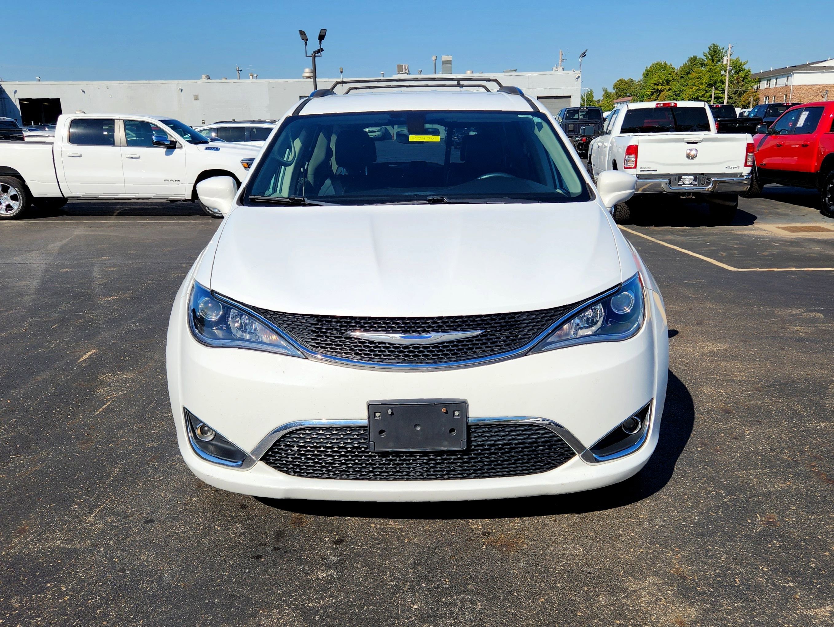 Used 2018 Chrysler Pacifica Touring-L image 2