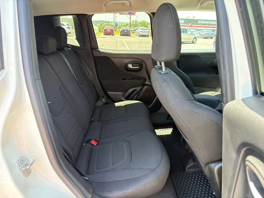 Used 2019 Jeep Renegade Latitude w/ Cold Weather Group AWD/4WD image 17