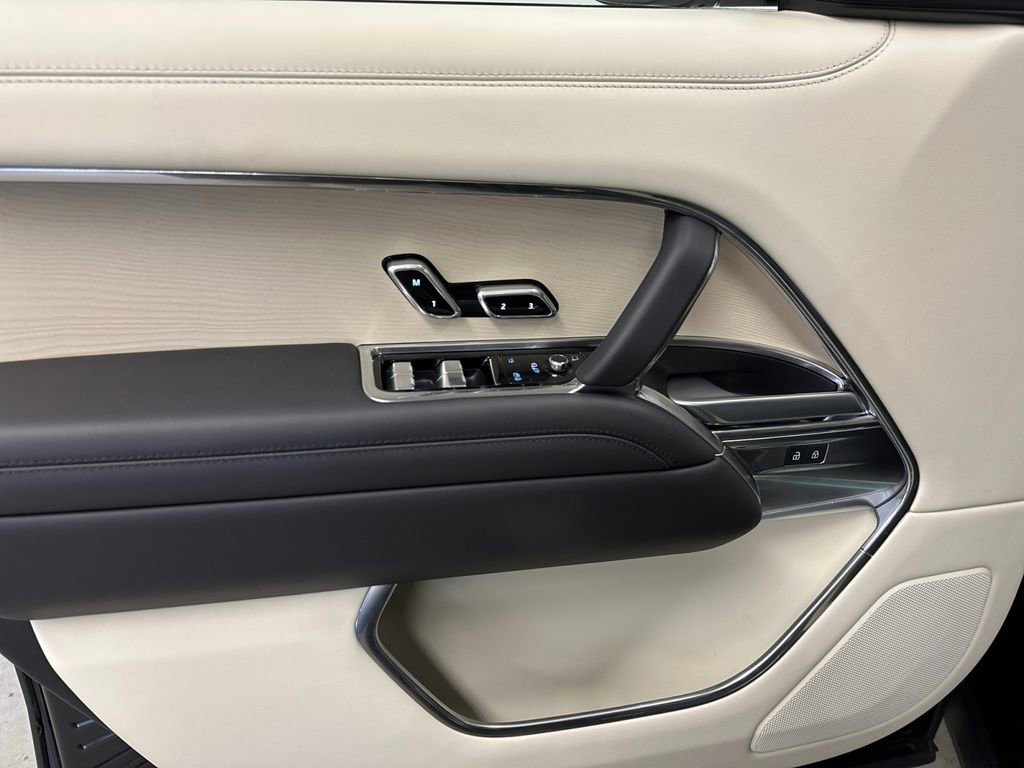 Used 2024 Land Rover Range Rover Long Wheelbase SE image 16