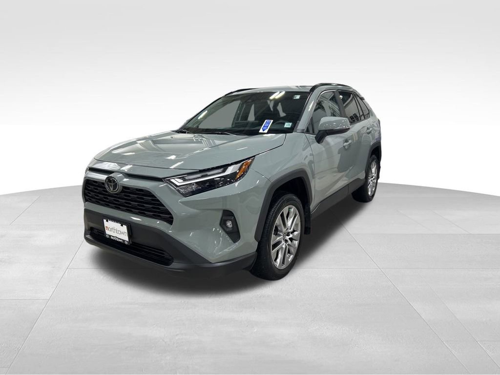 Used 2023 Toyota RAV4 XLE Premium image 4