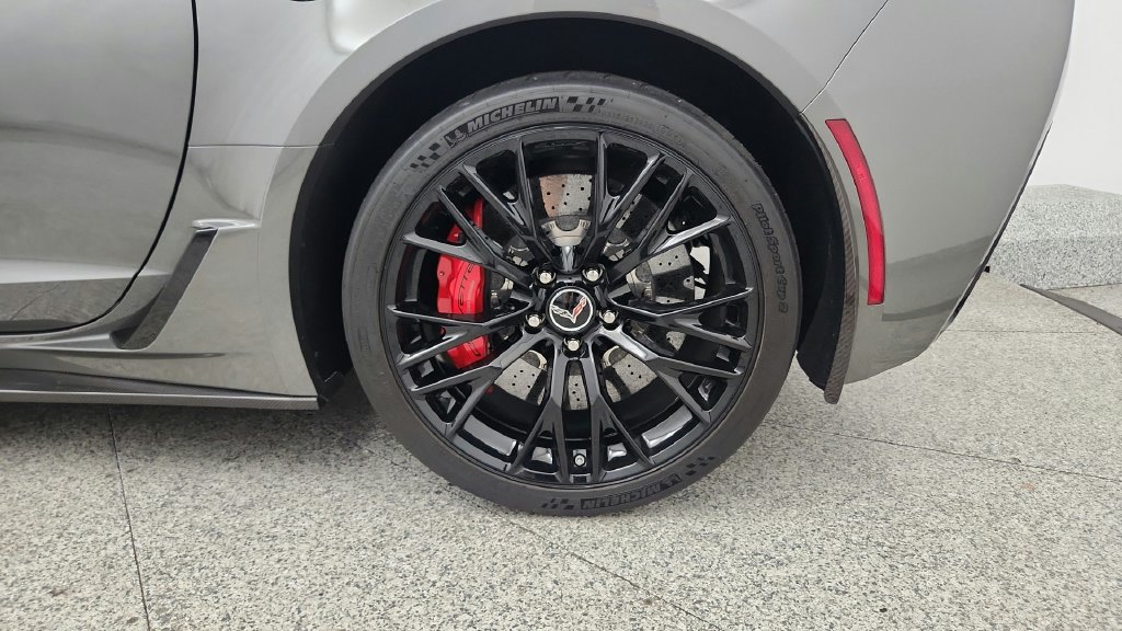 Used 2015 Chevrolet Corvette Z06 w/ 3LZ Preferred Equipment Group RWD image 16
