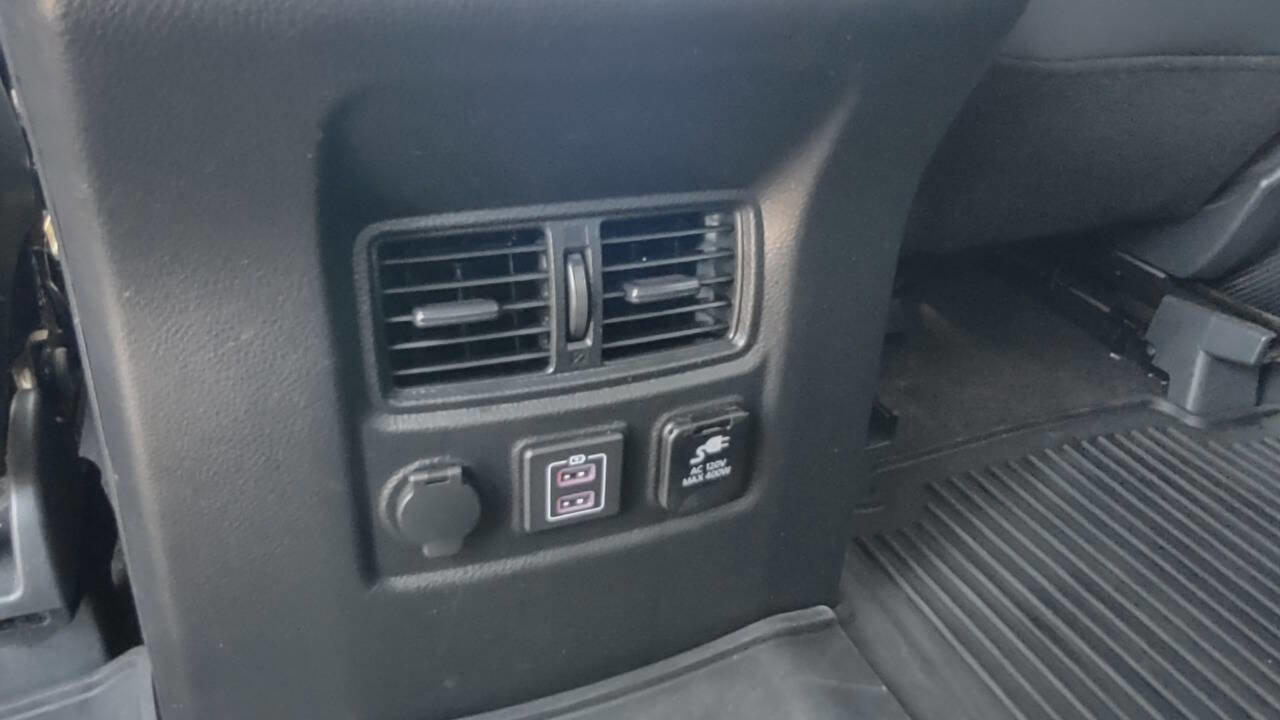 Used 2022 Nissan Titan SV w/ SV Convenience Package image 35