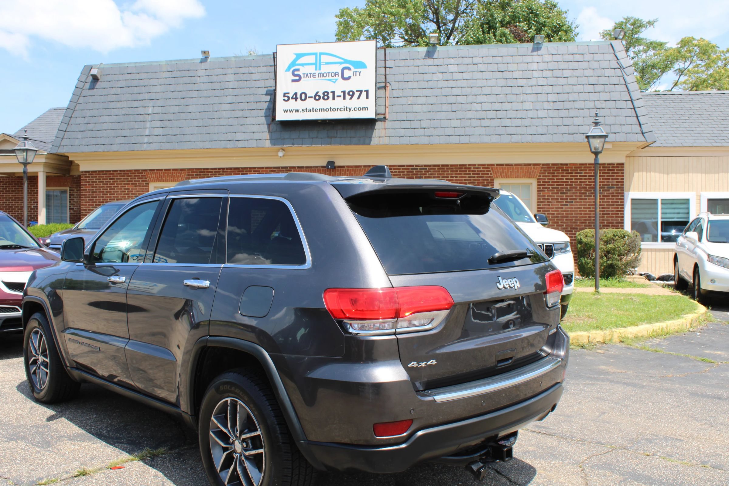 Used 2017 Jeep Grand Cherokee Limited AWD/4WD image 5