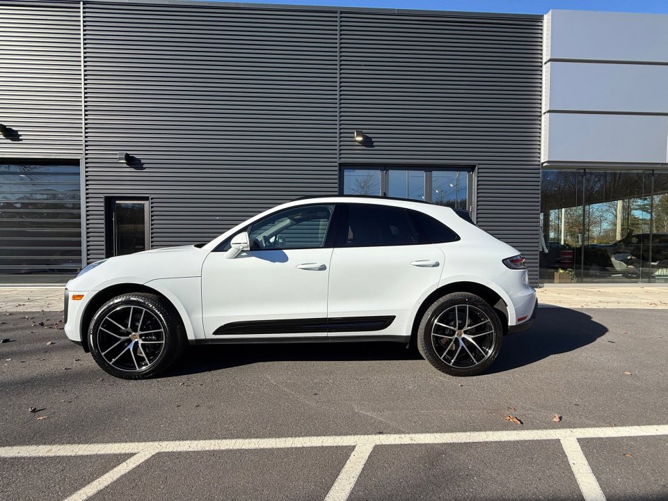 New 2026 Porsche Macan image 2