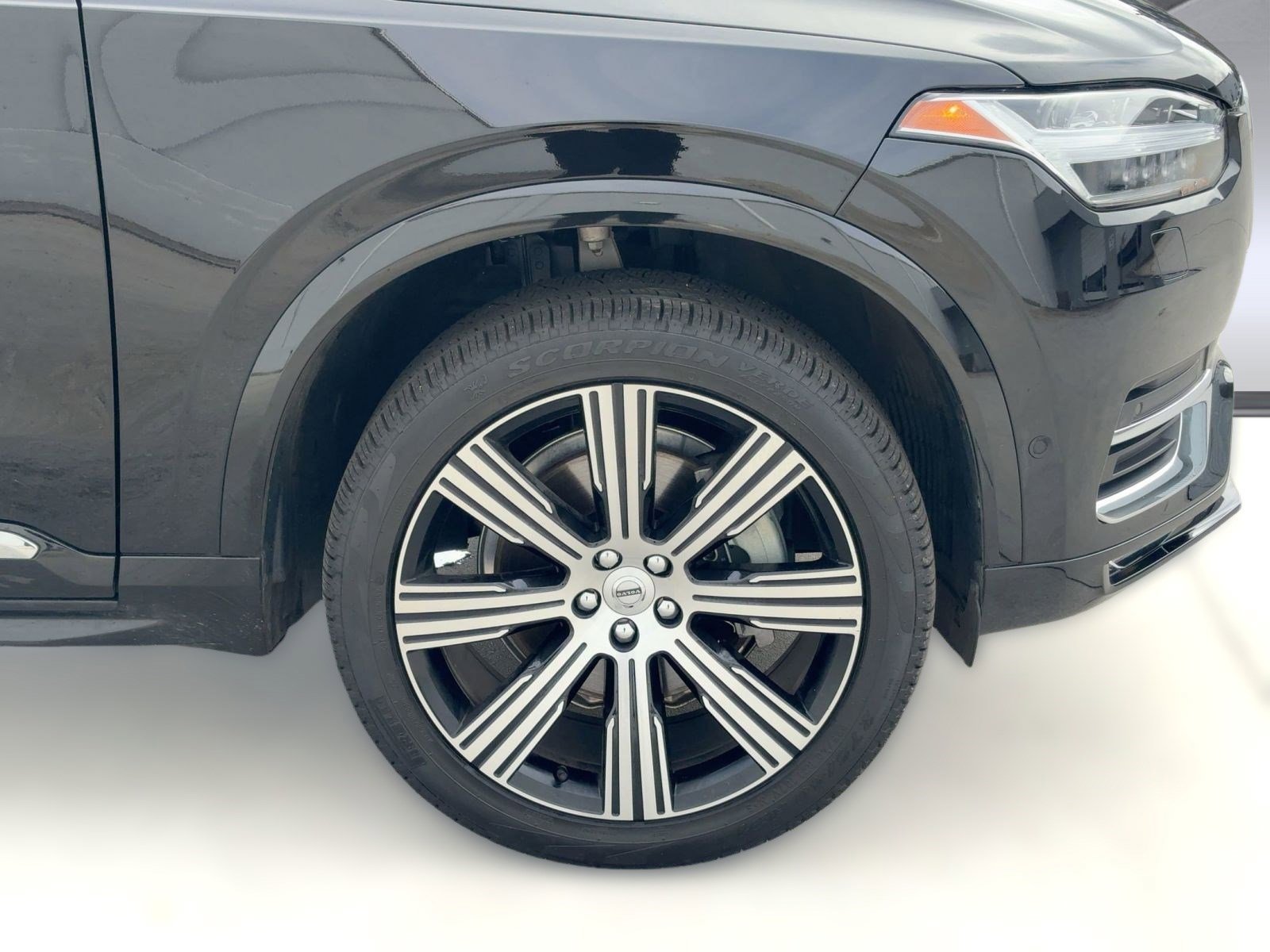 Certified 2024 Volvo XC90 B5 Plus w/ Protection Package Premier image 12