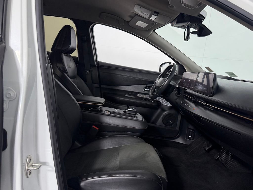 Used 2023 Nissan Ariya AWD image 28