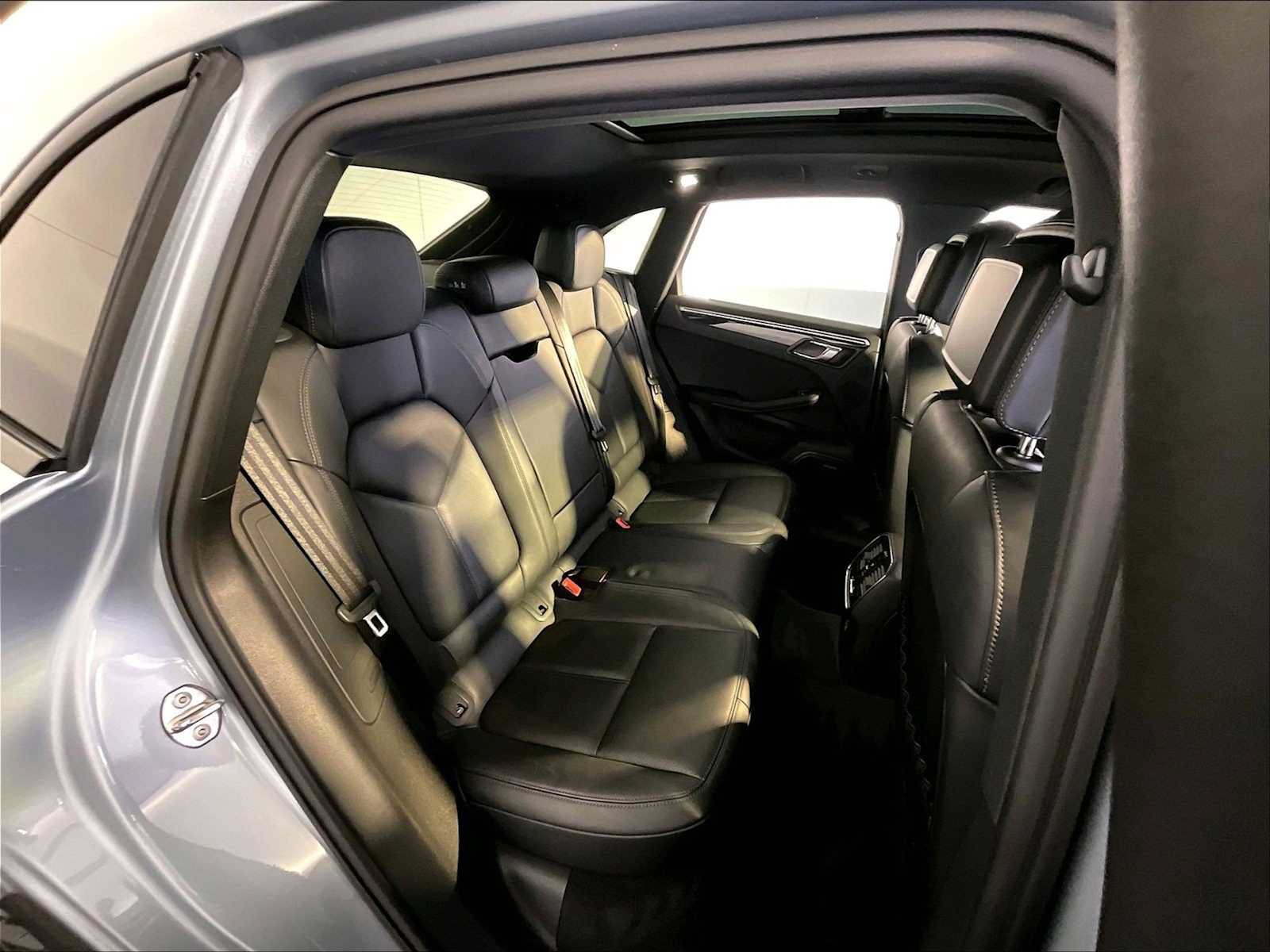 Certified 2023 Porsche Macan AWD/4WD image 23