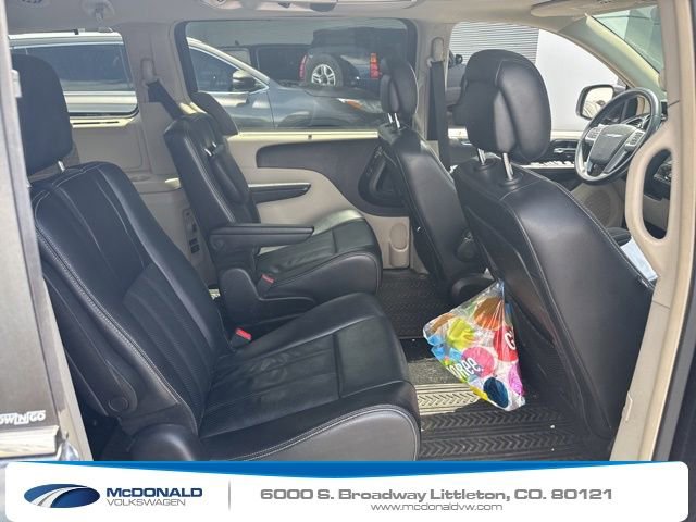 Used 2014 Chrysler Town & Country Touring-L w/ Driver Convenience Group FWD image 16