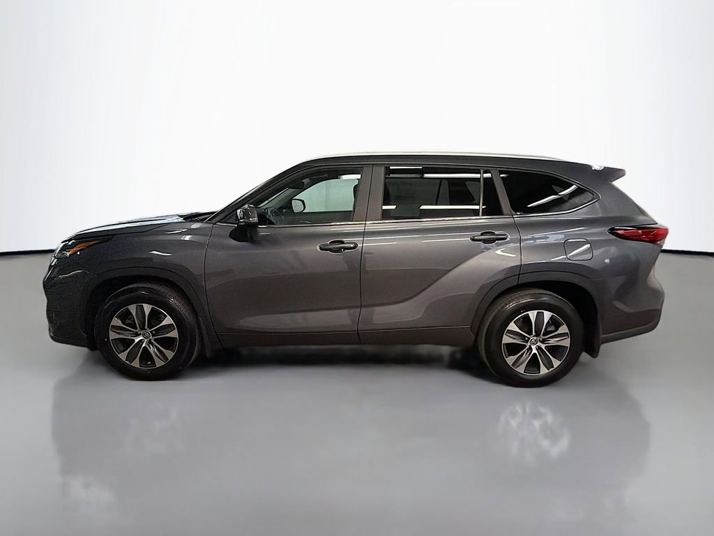 Used 2023 Toyota Highlander XLE AWD/4WD image 6