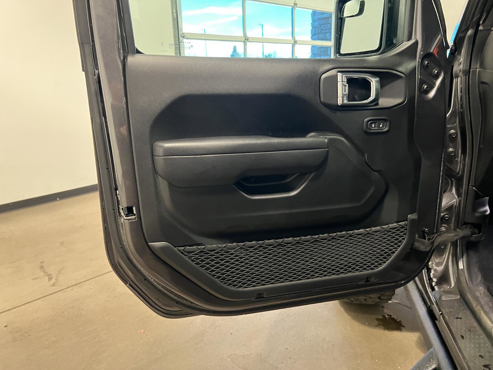 Used 2025 Jeep Gladiator Sport image 23