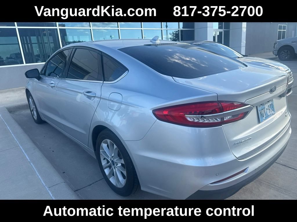 Used 2019 Ford Fusion SE FWD image 4