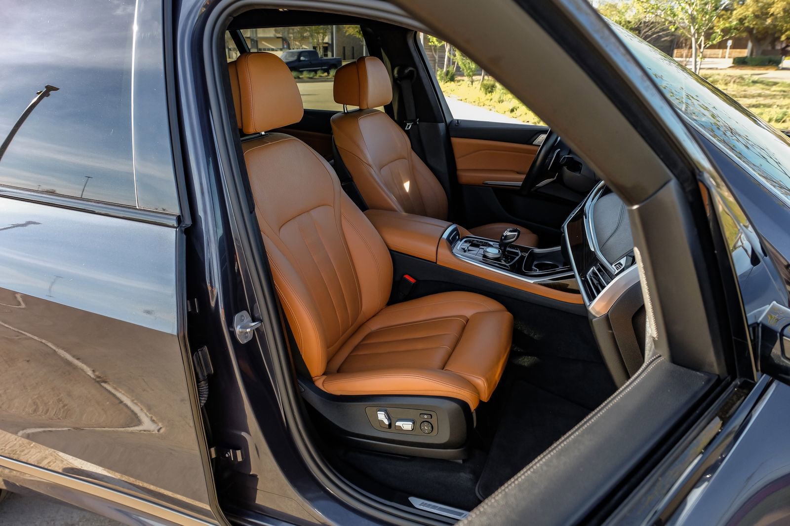 Used 2021 BMW X7 M50i w/ Executive Package image 37