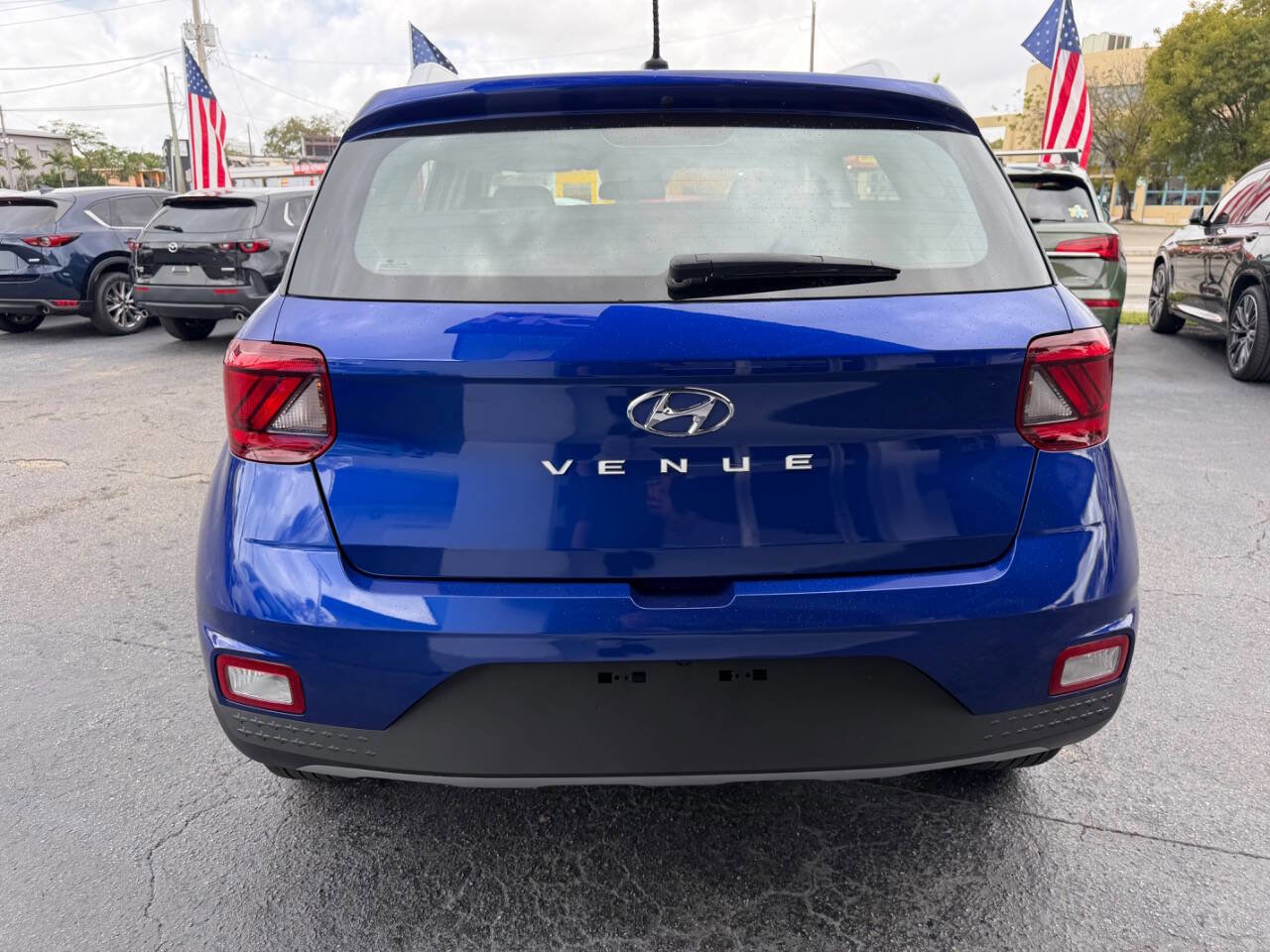 Used 2025 Hyundai Venue SEL FWD image 4