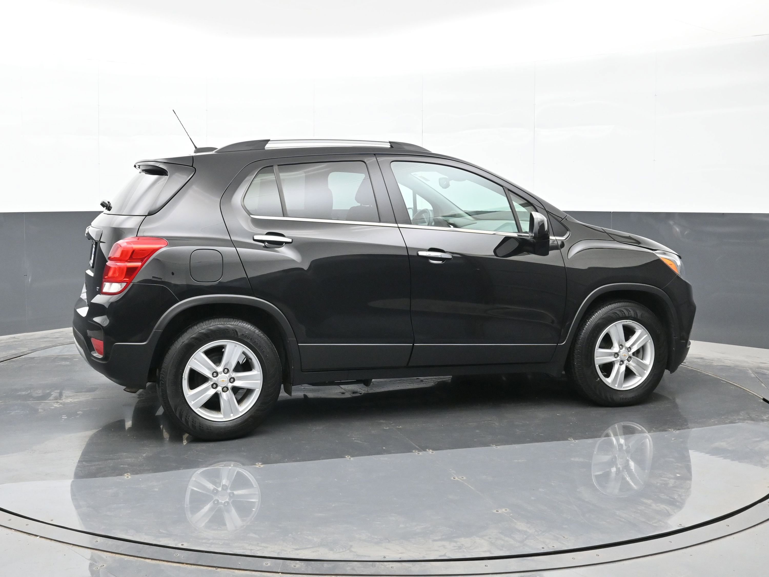 Used 2020 Chevrolet Trax LT w/ LT Convenience Package image 9