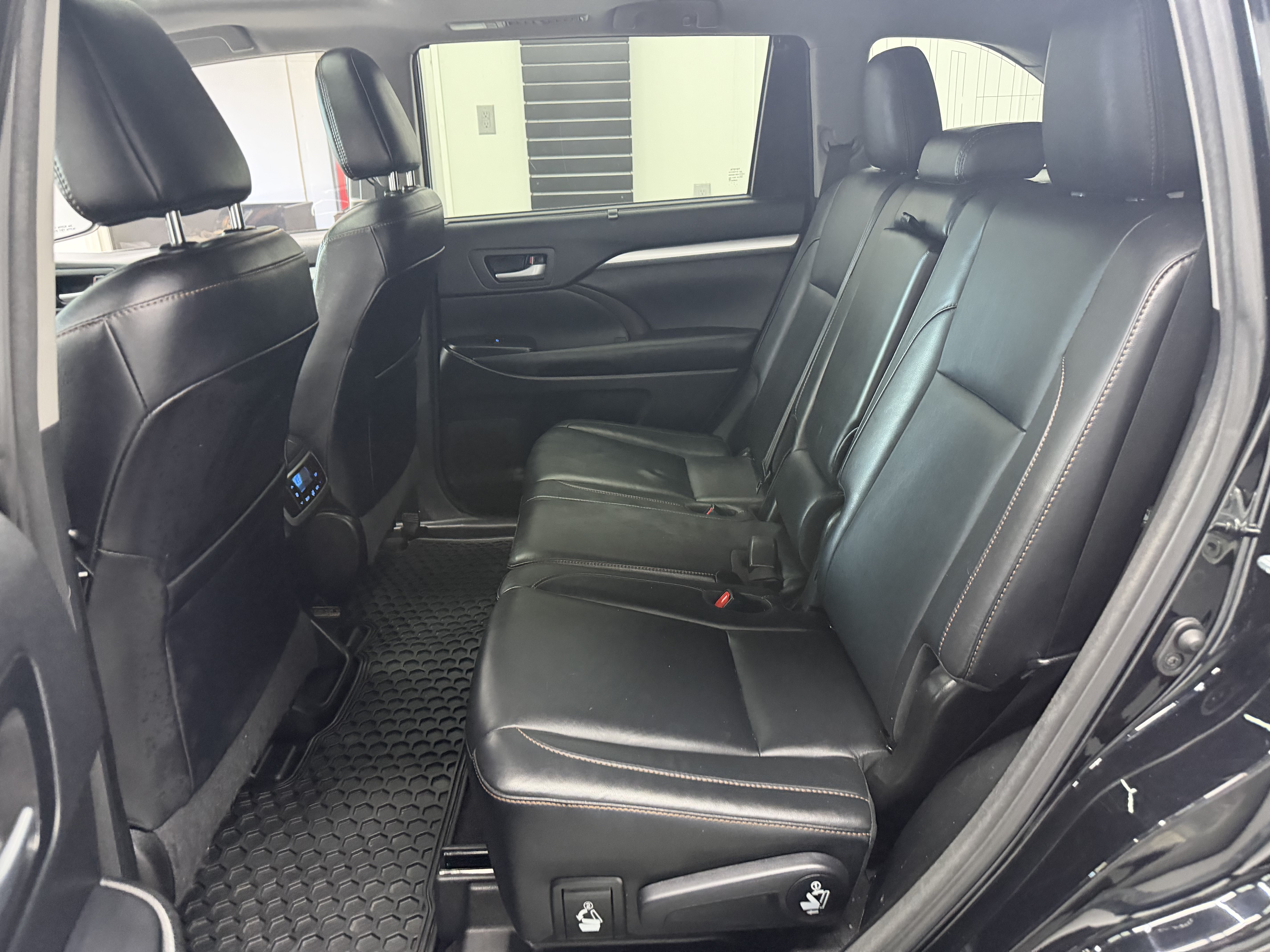 Used 2017 Toyota Highlander XLE AWD/4WD image 24