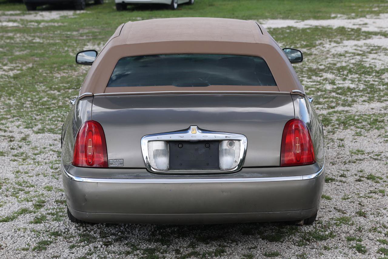 Used 2001 Lincoln Town Car Signature RWD image 9