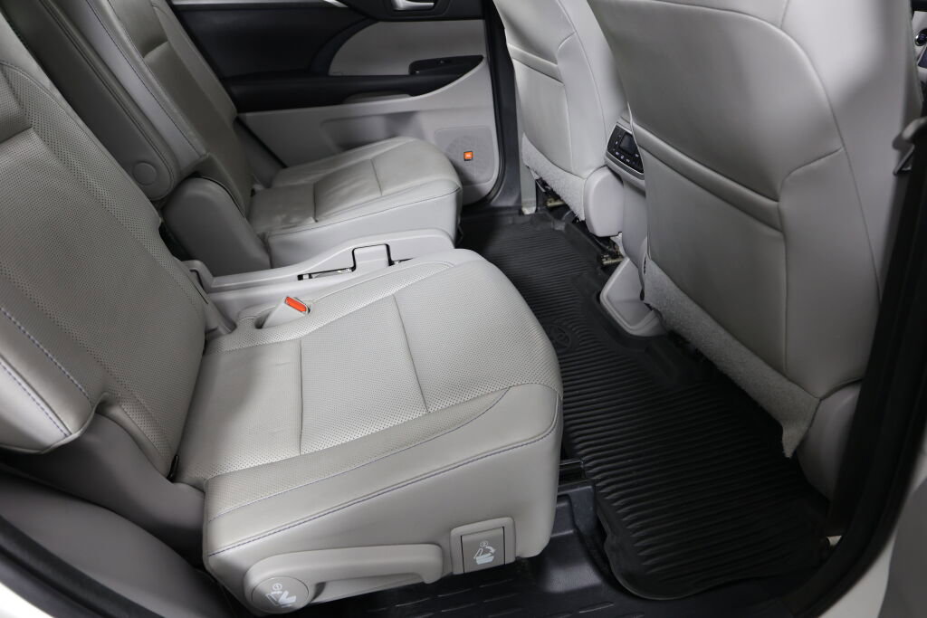 Used 2017 Toyota Highlander Limited image 24