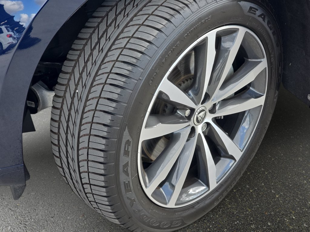Certified 2025 Jaguar F-PACE R-Dynamic S AWD/4WD image 33