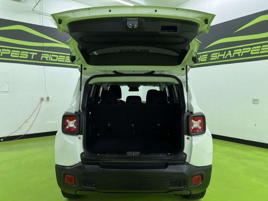 Used 2023 Jeep Renegade Latitude AWD/4WD image 9