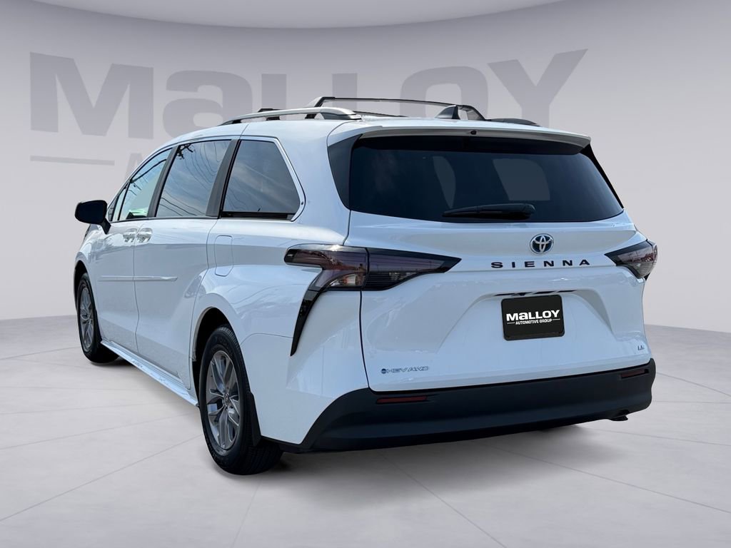 Used 2025 Toyota Sienna LE w/ LE Plus Package image 3