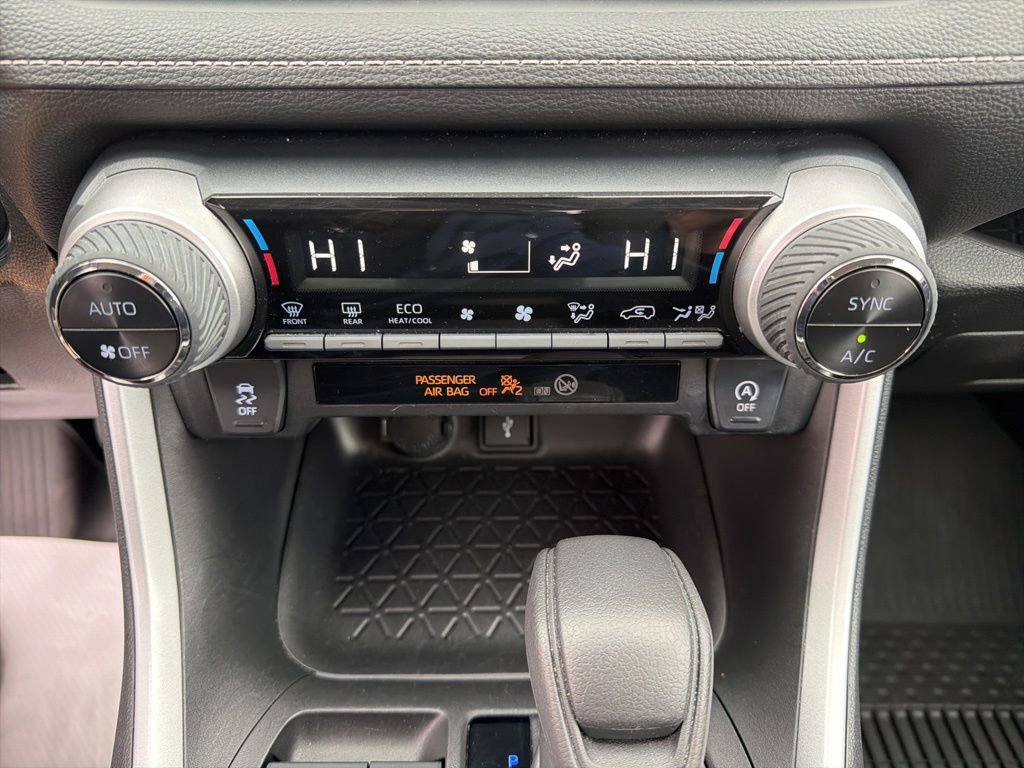 Used 2021 Toyota RAV4 XLE AWD/4WD image 18