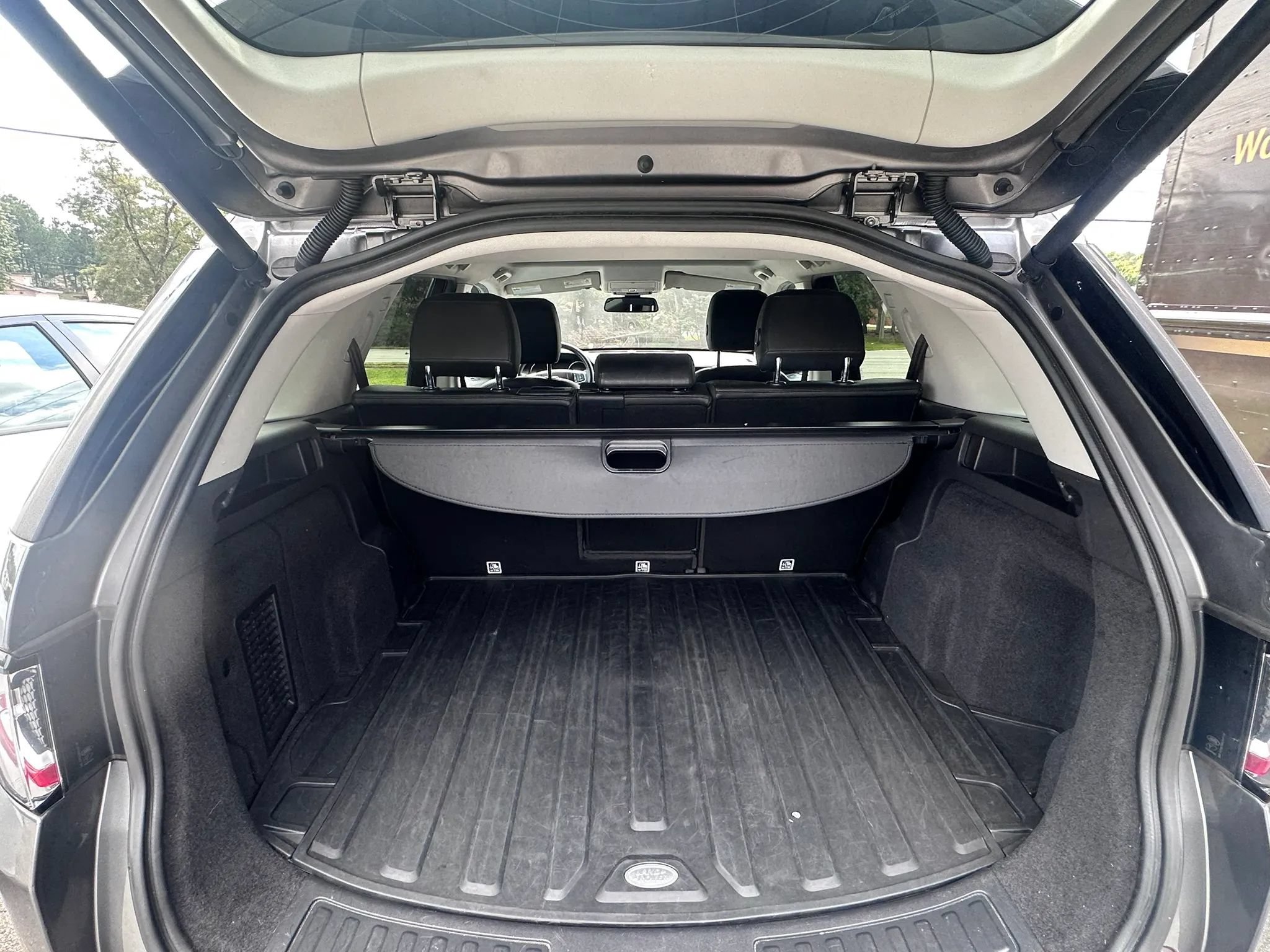 Used 2017 Land Rover Discovery Sport HSE AWD/4WD image 7
