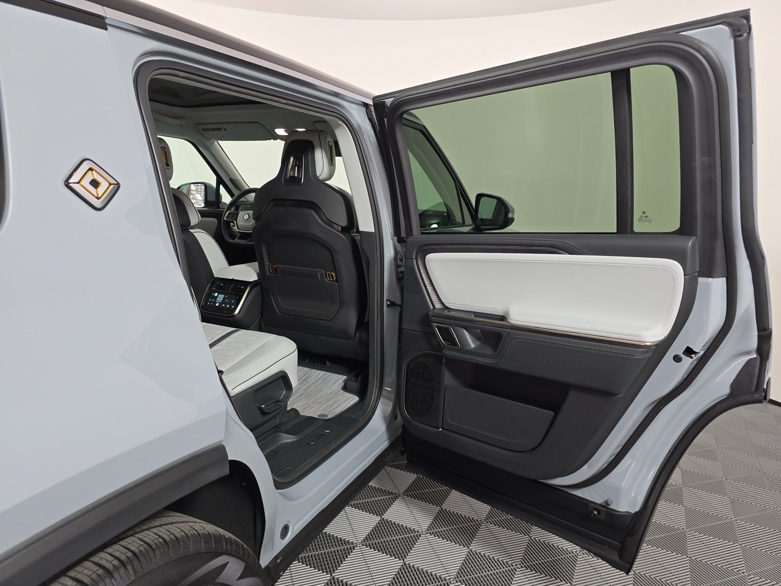 Used 2024 Rivian R1S Adventure AWD/4WD image 19