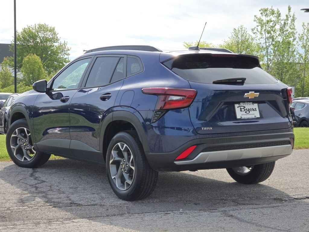 Used 2024 Chevrolet Trax LT w/ Driver Confidence Package FWD image 2
