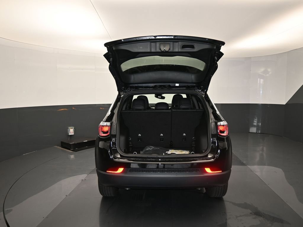 Used 2025 Jeep Compass Latitude image 33