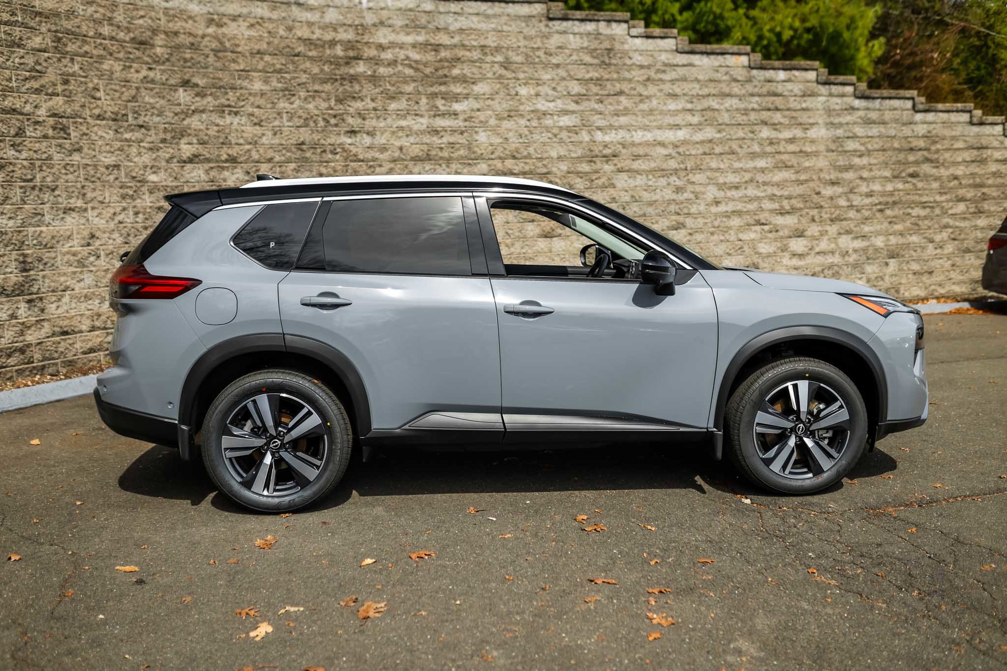 New 2025 Nissan Rogue SL w/ Tech Package image 2