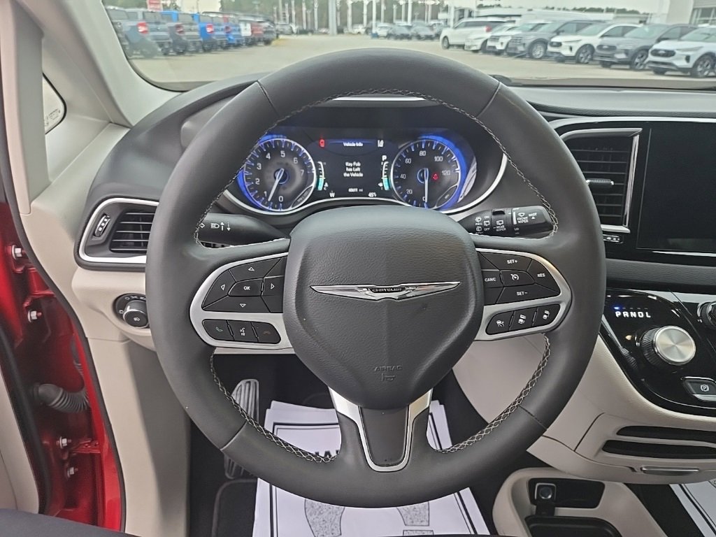 Used 2024 Chrysler Pacifica Touring-L image 16