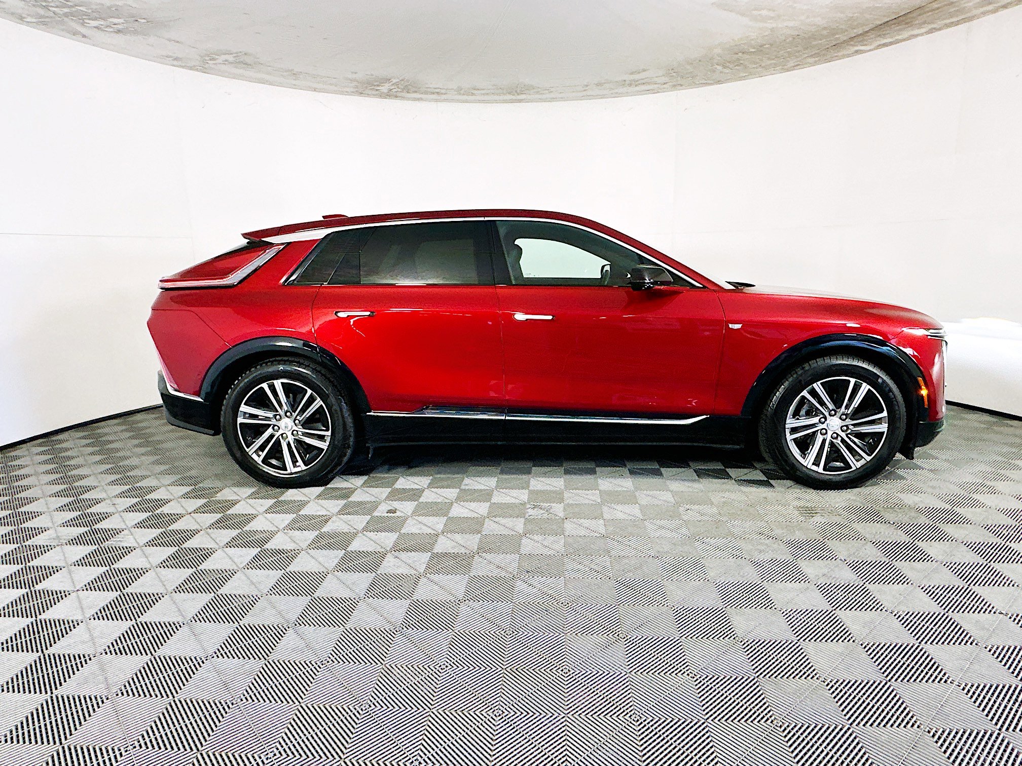 Used 2024 Cadillac Lyriq Luxury RWD image 2