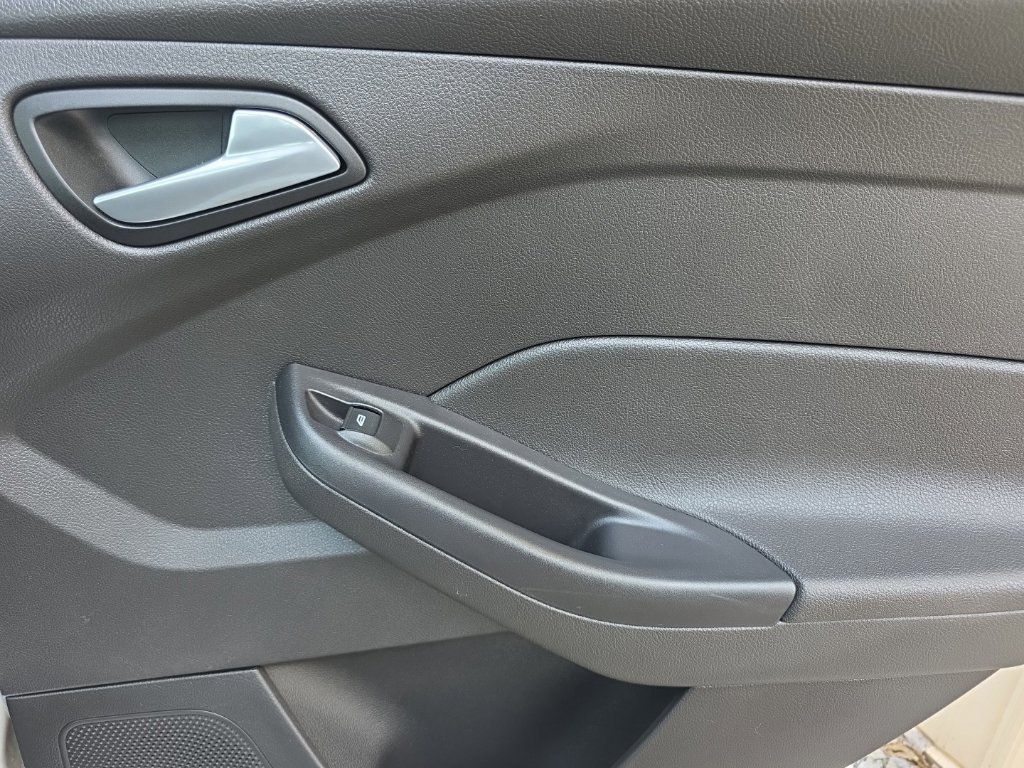 Used 2016 Ford Focus SE FWD image 24