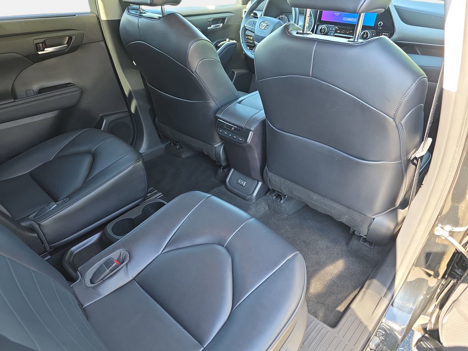Used 2023 Toyota Highlander XLE FWD image 11