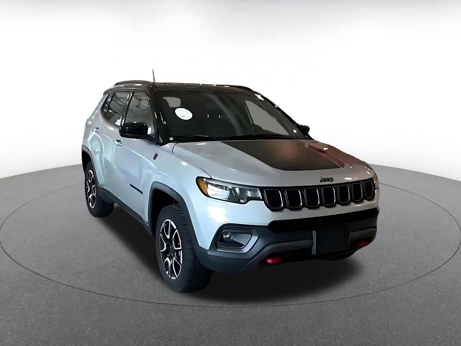 Used 2025 Jeep Compass Trailhawk w/ Trailer Tow Group AWD/4WD image 3