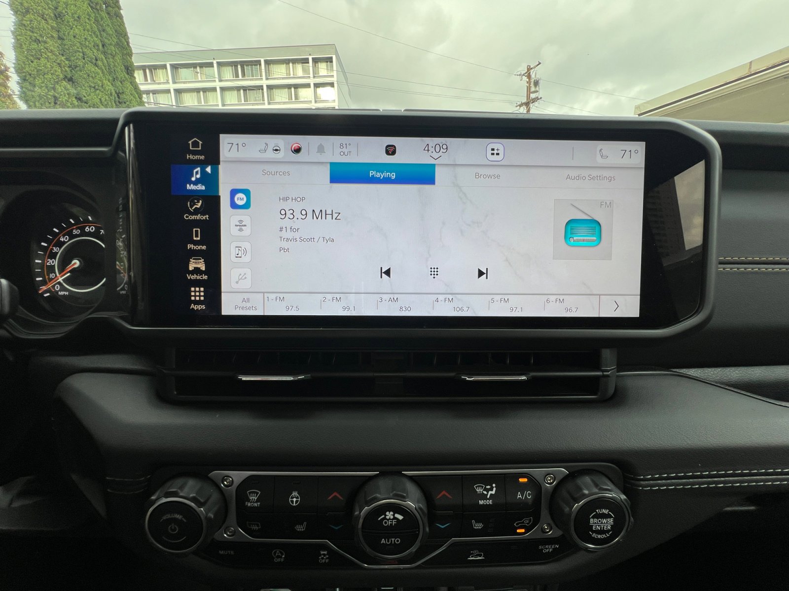 Used 2025 Jeep Gladiator Sport image 17