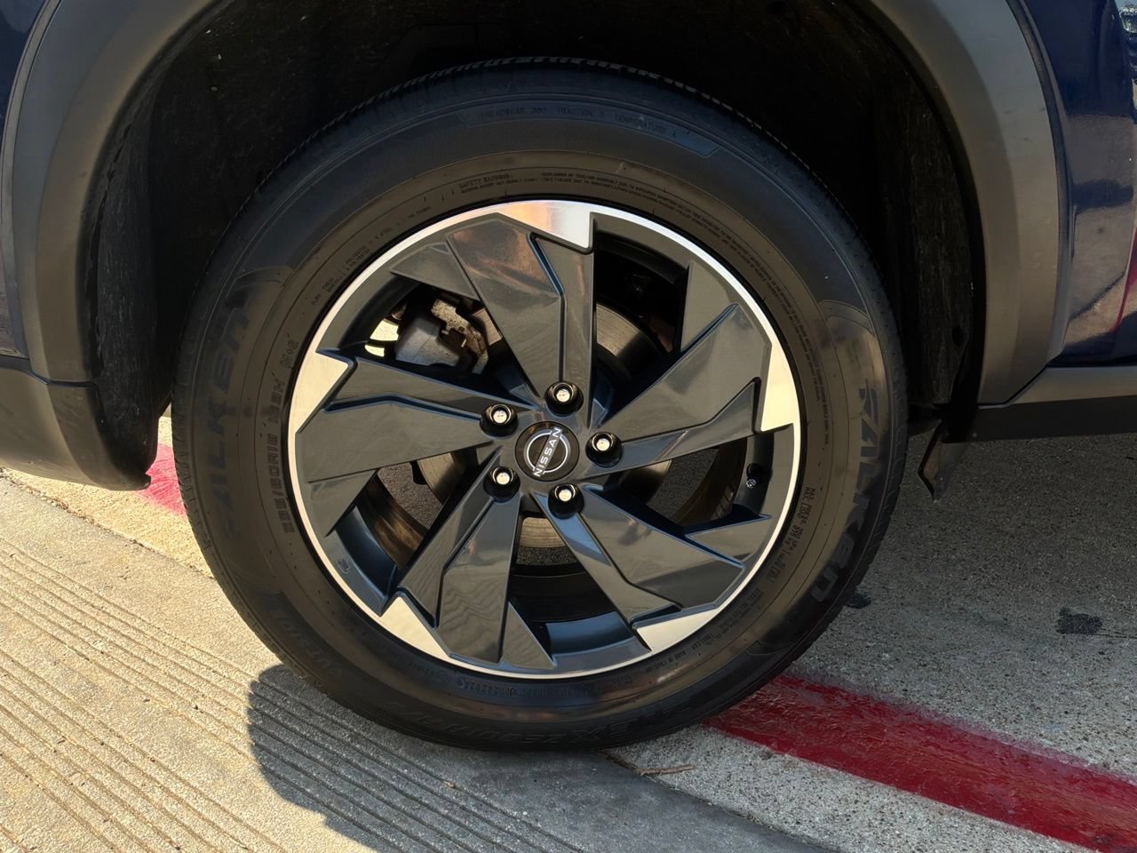 Used 2025 Nissan Rogue SV FWD image 9