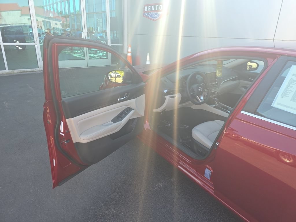 Used 2025 Nissan Altima 2.5 SV FWD image 11