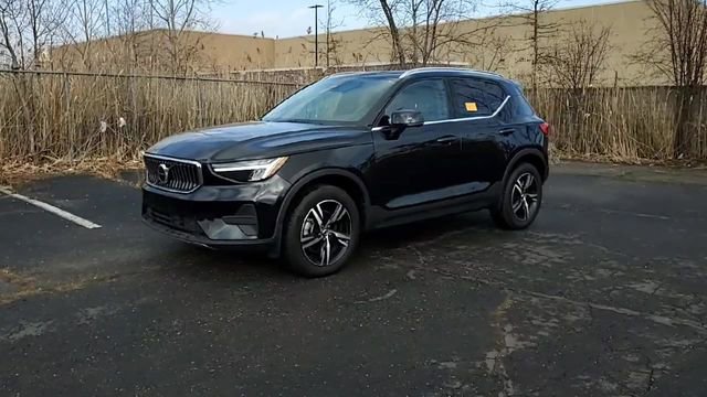 Used 2025 Volvo XC40 B5 Core image 5