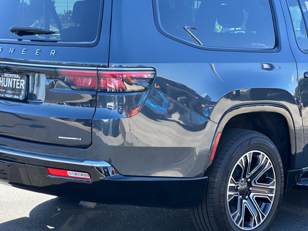 Certified 2024 Jeep Wagoneer L Series II AWD/4WD image 10