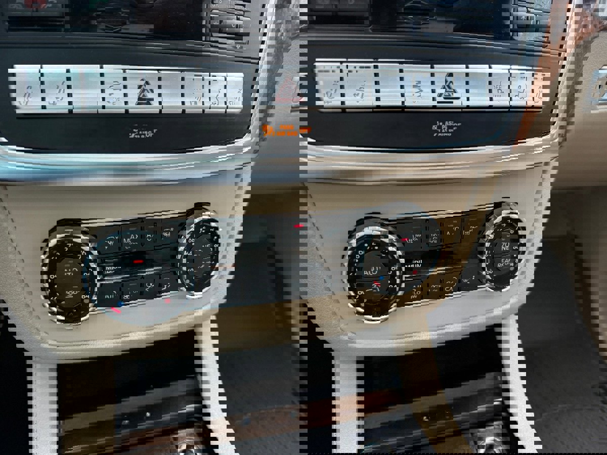 Used 2014 Mercedes-Benz GL 550 4MATIC image 40